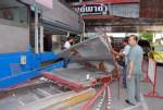 ป้ายโฆษณาเสื่อมสภาพ หลุดทับรถ-ไม่มีใครตาย