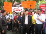 นปช.สร้างภาพหอบดอกไม้ให้กำลังใจ ตร.จับแกนนำพันธมิตรฯ