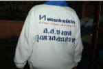 ใส่เสื้อคลุม “พรรคไทยรักไทย” เจอรุมด่าไล่เกือบโดนรุมกระทืบต้องหนีกระเจิง
