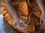 ตร.สตูลรวบ 2 พระวัยรุ่นลงขันกันค้ายาบ้าช่วงเข้าพรรษา