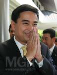 “ดุสิตโพล” ชี้ คนไทย 60% หนุนเปลี่ยนขั้ว - “มาร์ค” เหมาะนายกฯ