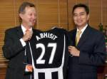 ‘มาร์ค’ ยิ้มร่าทูตอังกฤษกำนัลเสื้อ ‘สาลิกาเบอร์ 27’