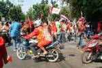 Red-shirt people do not like handsome premier