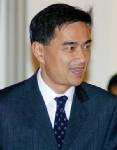 “มาร์ค”ปัดส่งซิกถอดยศ “แม้ว”-ยังไม่เห็นเรื่องริบเครื่องราชฯ