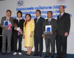 "ฟีม-คริสมาส" รับมอบโล่ห์พ่อ-ลูกดีเด่น