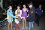 “ตร.เพ” ร่วม ปดส.ทลายร้านโอเกะหยอดเหรียญกลางตลาดเพ