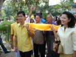 พ่อเมืองลุงนำพุทธศาสนิกชนกว่า 5,000 คน แห่ผ้าขึ้นธาตุวัดเขียนบางแก้ว