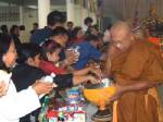 พุทธศาสนิกชนบุรีรัมย์หลั่งไหลทำบุญตักบาตร “วันมาฆบูชา”