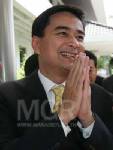 “อภิสิทธิ์” ฟ้องหมิ่น “จตุพร” กล่าวหาตีตนเสมอในหลวง