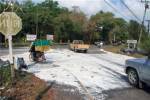 รถบรรทุกน้ำยางเสียหลักเทกระจาดเลอะถนนเมืองตราด