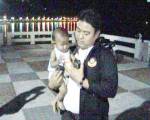 สลด! หญิงสาวอุ้มลูกน้อยวัย 5 เดือน วางทิ้งริมทาง