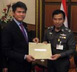 ปชป.จี้ ตร.ฟัน ส.ส.เพื่อแม้วบินพบ “นช.ทักษิณ” อุบแหล่งกบดาน