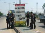 ตร.แม่สอดคุมเข้มอุบัติเหตุสงกรานต์รณรงค์ติดป้าย “เมาไม่ขับ” ทั่วเมือง