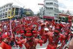 ม็อบแดงโคตรถ่อย! ถุยน้ำลาย-คุกคามสื่อ “เพ็ญ” แจ้นเคลียร์แต่ไร้ผล