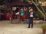 ตำรวจส่งกำลังอารักขาเข้ม ที่ทำการสาขาพรรคประชาธิปัตย์แปดริ้ว