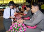 นรต.หญิง-ชายแสดงกตัญญูรดน้ำพ่อแม่อาจารย์ น้ำตาริน