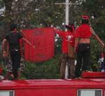 โพลระบุคนไทยคิดหนักซื้อ-ใส่เสื้อผ้า “สีแดง” ออกนอกบ้าน