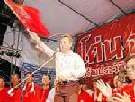 แค่แจกจตุคามตกรุ่น “ลักษณ์ ธงหัก” ชิ่งสวมเสื้อแดง หลังขึ้นเวทีด่าผู้มีบารมีฯ จัญไร!
