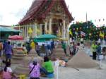 ชาวสัตหีบขนทรายเข้าวัดสานประเพณีไทยรับวันไหล