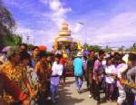 สักการะพระศรีอาริย์ ในงานประเพณีชักพระศรีอาริย์ จ.ลพบุรี
