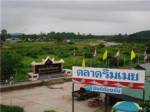 “แพนด้า” ฮิตถึงตลาดริมเมย ลูกค้าแห่ซื้อตุ๊กตาหมีน้อย
