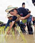 ภท.วัดใจ! ส่งอดีตเด็กไข่แม้วฟ้องโฆษก พท.จ้างชาวบ้านดำนา