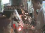 “อุ้ม” อินเลิฟ จูงมือฝรั่งเที่ยวหัวหิน ฝ่ายชายทำสวีทซื้อดอกไม้ให้ด้วยว้าวๆๆๆ