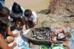 ชาวบ้านแห่ขอหวยโครงกระดูก-ซากเรือโบราณ คาดอายุร่วมร้อยปี