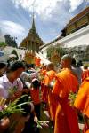 เข้าพรรษาร่วมตักบาตรดอกไม้ ที่วัดพระพุทธบาท สระบุรี