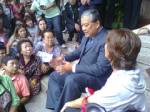 ผู้ค้าสลากกว่า 100 คนประท้วง “คุณชาย” ยึดที่ราชดำเนินทำถนนยิ้ม