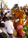 ชาวพุทธยังแห่ทำบุญตักบาตรในวันอาสาฬหบูชาคึกคัก