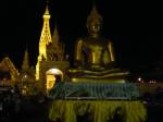 พุทธศาสนิกชนแห่นมัสการพระธาตุพนมคึกคัก