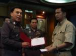 ผบก.เชียงรายมอบเงินสด 5 หมื่น พลเมืองดีแจ้งเบาะแสมือฆ่าสาว ชร.