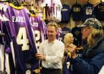 ร้าน NFL เผยเสื้อ ‘ฟาร์ฟ’ ขายดีอันดับ 1 ‘วิค’ ที่ 4