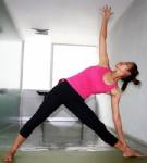 Trikonasana โยคะเพื่อความยืดหยุ่นและหุ่นงามๆ