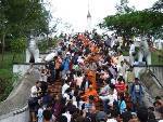 ชาวแม่ฮ่องสอนร่วมทำบุญวันออกพรรษา-ปีนี้วัยรุ่นเข้าวัดมากเป็นพิเศษ