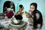 สาวหม่องบริจาคเส้นผมกว่า 2 ตันขายหาทุนซ่อมสะพาน