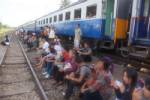 ชุมพรเปิดศูนย์ช่วยเหลือผู้โดยสารตกค้างรถไฟหยุดวิ่ง 24 ชม.