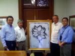 ผู้ชนะประมูลรับมอบภาพวาด"ดอกบัว"ผลงาน"ตี๋-ชิงชัย"