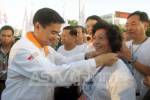 “มาร์ค” ถกปัญหาการเมือง ถูกชักศึกเข้าบ้าน