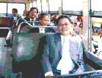 ชาวบ้านตะลึง  3 ชายบ๊องใส่สูทขึ้นรถเมล์ร้อน