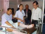 ส.ส.สัตหีบ เยี่ยม 2 นาวิกโยธินที่ได้รับบาดเจ็บจากเหตุร้่ายที่ใต้