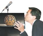 กลับทำงานวันแรก "มาร์ค" โผจูบโพเดียมครวญ "หยุดยาว...คิดถึง"