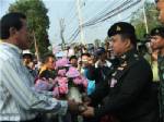 ชาวปราจีนฯนับพันคนนำดอดไม้ให้กำลังใจทหาร