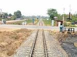หนุ่มสาวตะลุมบอนกลางไฟแดง เหตุแค่บีบแตรขอทางหลบรถไฟ!