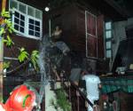 ชายโรคประสาทควงมีดดาบทำร้ายตัวเอง
