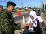 ทหารใต้มอบกุหลาบวาเลนไทน์หมื่นดอกแก่ประชาชน