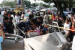 หน.โยธาฯ อบต.บางนาง ขับรถชนท้าย 18 ล้อพ่วงบรรทุกเสาปูนจอดรถยูเทิร์นดับคาที่