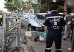 หนุ่มดวงซวยถูกเก๋งพุ่งชนดับคาป้ายรถเมล์