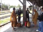จับ 2 พระหนุ่มสึก-พบใช้เงินบริจาค “ปอ ประตูน้ำ” ซื้อเหล้าดื่มเมาแอ๋คาโกดังรถไฟ